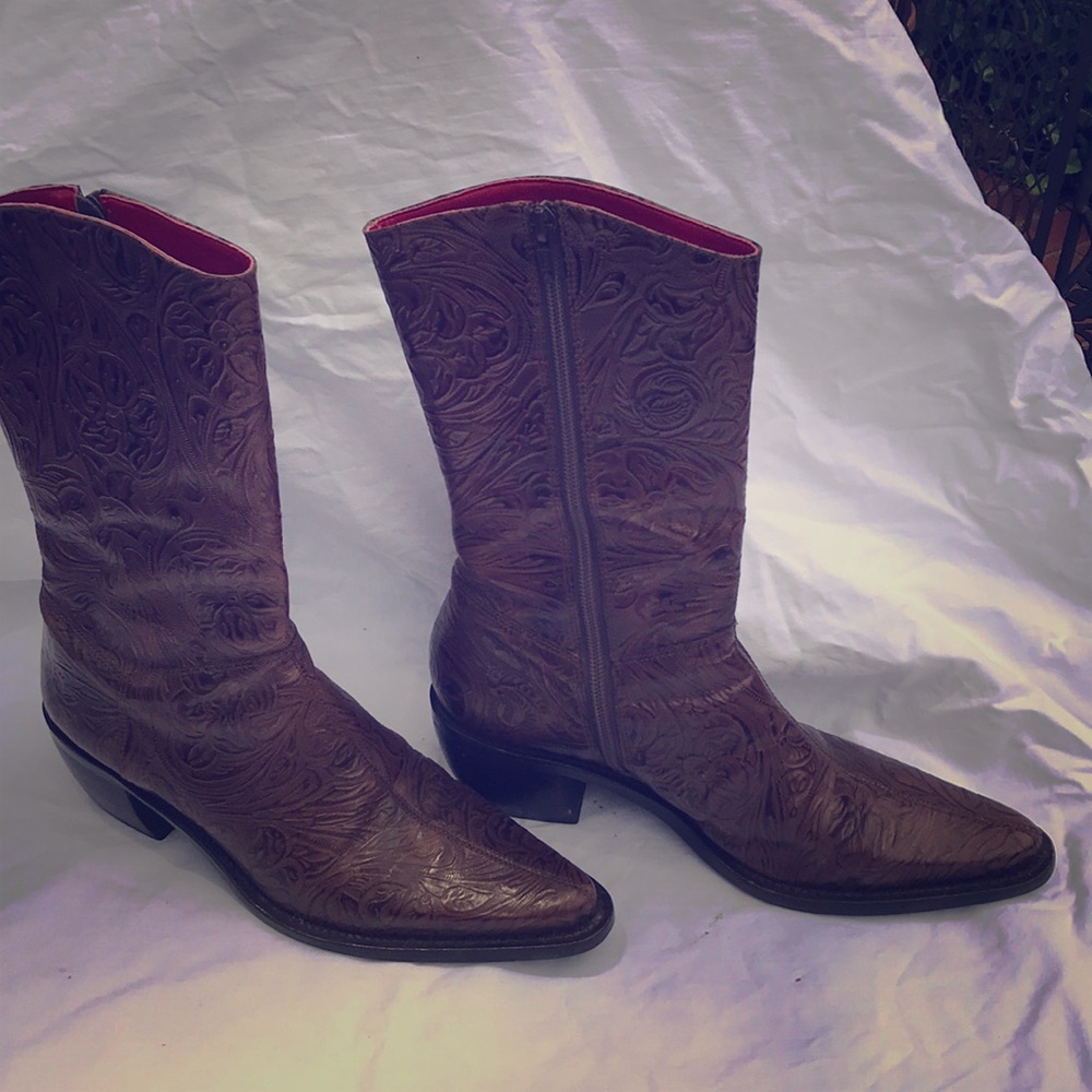 Womens size 8M brown boots.